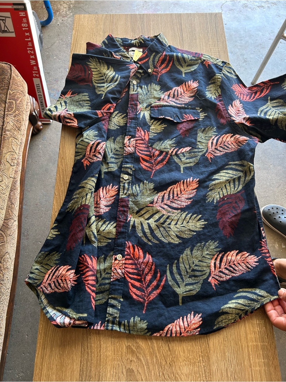 Old Navy Navy Short-Sleeve Button-Down Shirt with Red & Green Leaf Print